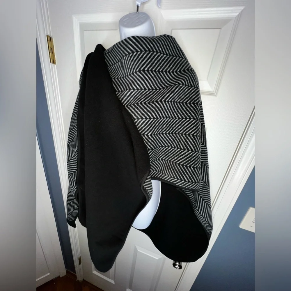Ike Behar One Size Black Soft Geometric Fleece Ruana Wrap Poncho Sweater OS